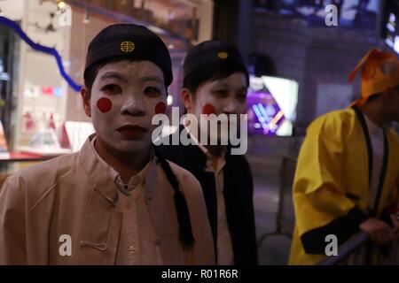 Hong Kong, . 31 octobre, 2018. Modèles de campagne habillé en chinois classique de zombies sur le soir de l'Halloween.Oct 31, 2018 Hong Kong.ZUMA/Liau Chung-ren Crédit : Liau Chung-ren/ZUMA/Alamy Fil Live News Banque D'Images