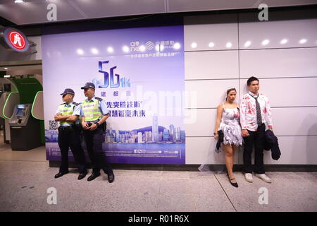 Hong Kong, . 31 octobre, 2018. Couple dressed in costumes Holloween pose devant l'appareil photo à l'intérieur de la gare centrale d'examen à mi-parcours sur le soir de l'Halloween.Oct 31, 2018 Hong Kong.ZUMA/Liau Chung-ren Crédit : Liau Chung-ren/ZUMA/Alamy Fil Live News Banque D'Images