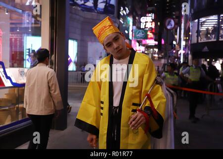 Hong Kong, . 31 octobre, 2018. Modèle de campagne habillé en chinois classique Exocist posent pour l'appareil photo sur le soir de l'Halloween.Oct 31, 2018 Hong Kong.ZUMA/Liau Chung-ren Crédit : Liau Chung-ren/ZUMA/Alamy Fil Live News Banque D'Images