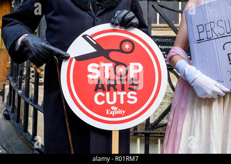 Bath, Royaume-Uni. 31 octobre, 2018. Les manifestants vêtus de costumes d'Halloween sont illustrés à l'extérieur de la Guildhall à Bath en tant qu'ils prennent part à une manifestation silencieuse contre les compressions proposées au B&nes Conseil Arts Development service. Le Conseil ont dit qu'ils sont confrontés à des défis exceptionnels et les pressions de son budget, avec un objectif d'économie de £16 millions à être atteints d'ici 2020. Credit : Lynchpics/Alamy Live News Banque D'Images