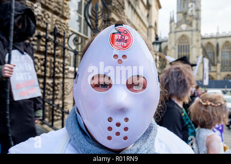 Bath, Royaume-Uni. 31 octobre, 2018. Les manifestants vêtus de costumes d'Halloween sont illustrés à l'extérieur de la Guildhall à Bath en tant qu'ils prennent part à une manifestation silencieuse contre les compressions proposées au B&nes Conseil Arts Development service. Le Conseil ont dit qu'ils sont confrontés à des défis exceptionnels et les pressions de son budget, avec un objectif d'économie de £16 millions à être atteints d'ici 2020. Credit : Lynchpics/Alamy Live News Banque D'Images