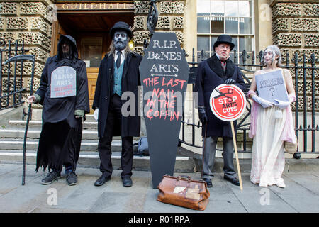 Bath, Royaume-Uni. 31 octobre, 2018. Les manifestants vêtus de costumes d'Halloween sont illustrés à l'extérieur de la Guildhall à Bath en tant qu'ils prennent part à une manifestation silencieuse contre les compressions proposées au B&nes Conseil Arts Development service. Le Conseil ont dit qu'ils sont confrontés à des défis exceptionnels et les pressions de son budget, avec un objectif d'économie de £16 millions à être atteints d'ici 2020. Credit : Lynchpics/Alamy Live News Banque D'Images