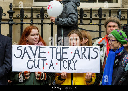 Bath, Royaume-Uni. 31 octobre, 2018. Les protestataires sont illustrés à l'extérieur de la Guildhall à Bath en tant qu'ils prennent part à une manifestation silencieuse contre les compressions proposées au B&nes Conseil Arts Development service. Le Conseil ont dit qu'ils sont confrontés à des défis exceptionnels et les pressions de son budget, avec un objectif d'économie de £16 millions à être atteints d'ici 2020.Crédit : Lynchpics/Alamy Live News Banque D'Images