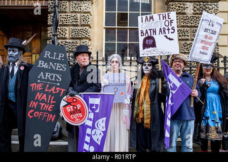 Bath, Royaume-Uni. 31 octobre, 2018. Les manifestants vêtus de costumes d'Halloween sont illustrés à l'extérieur de la Guildhall à Bath en tant qu'ils prennent part à une manifestation silencieuse contre les compressions proposées au B&nes Conseil Arts Development service. Le Conseil ont dit qu'ils sont confrontés à des défis exceptionnels et les pressions de son budget, avec un objectif d'économie de £16 millions à être atteints d'ici 2020. Credit : Lynchpics/Alamy Live News Banque D'Images