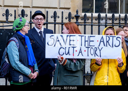 Bath, Royaume-Uni. 31 octobre, 2018. Les manifestants vêtus de costumes d'Halloween sont illustrés à l'extérieur de la Guildhall à Bath en tant qu'ils prennent part à une manifestation silencieuse contre les compressions proposées au B&nes Conseil Arts Development service. Le Conseil ont dit qu'ils sont confrontés à des défis exceptionnels et les pressions de son budget, avec un objectif d'économie de £16 millions à être atteints d'ici 2020.Crédit : Lynchpics/Alamy Live News Banque D'Images