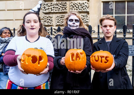 Bath, Royaume-Uni. 31 octobre, 2018. Les manifestants vêtus de costumes d'Halloween sont illustrés à l'extérieur de la Guildhall à Bath en tant qu'ils prennent part à une manifestation silencieuse contre les compressions proposées au B&nes Conseil Arts Development service. Le Conseil ont dit qu'ils sont confrontés à des défis exceptionnels et les pressions de son budget, avec un objectif d'économie de £16 millions à être atteints d'ici 2020. Credit : Lynchpics/Alamy Live News Banque D'Images