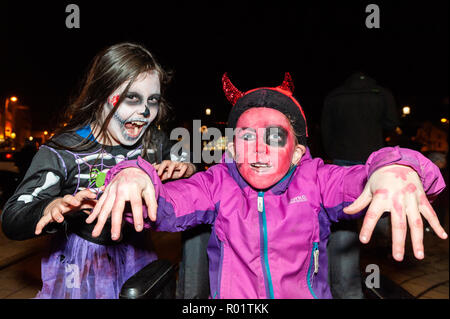 Bantry, West Cork, Irlande. 31 octobre, 2018. Isabella McCarthy et Niamh Dunne, tous deux de Bantry habillé et prêt à aller trick ou traiter. Bantry Business Association organise un événement d'Halloween à Bantry Bantry House and Gardens et Square. Credit : Andy Gibson/Alamy Live News Banque D'Images