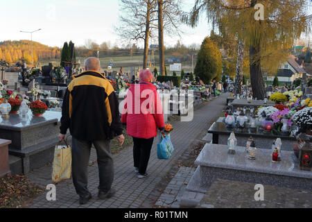 ZACHELMIE, Pologne - 31 octobre 2018 : Un ancien couple procéder fleurs pour être portées sur les tombes du cimetière à la veille de la Toussaint. Credit : Slawomir Wojcik/Alamy Live News Banque D'Images