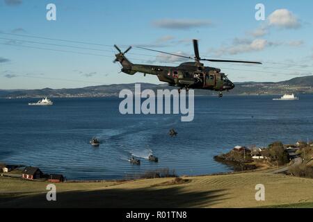 Byneset, la Norvège. 30 octobre, 2018. Un hélicoptère Cougar néerlandais prend son envol en tant que forces de l'OTAN conduite d'un débarquement amphibie au cours de l'exercice Trident Stade 18 Octobre 30, 2018 à Trondheim, Norvège. L'exercice est le plus grand exercice de l'OTAN depuis 2015, et comprend plus de 50 000 militaires de 31 pays. Credit : Planetpix/Alamy Live News Banque D'Images