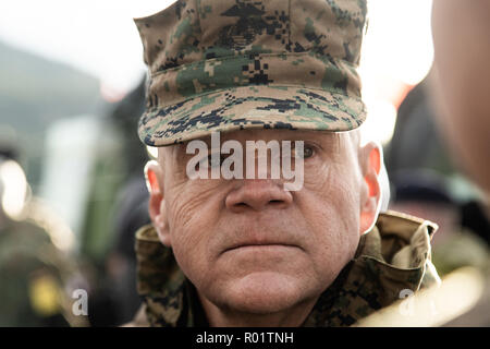 Byneset, la Norvège. 30 octobre, 2018. US Marine Corps, le général Robert Neller, commandant de l'US Marine Corps s'entretient avec des marines américains pendant un affichage pour les dignitaires à l'exercice Trident Stade 18 Octobre 30, 2018 à Trondheim, Norvège. L'exercice est le plus grand exercice de l'OTAN depuis 2015, et comprend plus de 50 000 militaires de 31 pays. Credit : Planetpix/Alamy Live News Banque D'Images