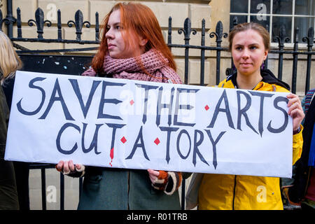 Bath, Royaume-Uni. 31 octobre, 2018. Les protestataires sont illustrés à l'extérieur de la Guildhall à Bath en tant qu'ils prennent part à une manifestation silencieuse contre les compressions proposées au B&nes Conseil Arts Development service. Le Conseil ont dit qu'ils sont confrontés à des défis exceptionnels et les pressions de son budget, avec un objectif d'économie de £16 millions à être atteints d'ici 2020. Credit : Lynchpics/Alamy Live News Banque D'Images