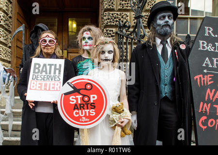 Bath, Royaume-Uni. 31 octobre, 2018. Les manifestants vêtus de costumes d'Halloween sont illustrés à l'extérieur de la Guildhall à Bath en tant qu'ils prennent part à une manifestation silencieuse contre les compressions proposées au B&nes Conseil Arts Development service. Le Conseil ont dit qu'ils sont confrontés à des défis exceptionnels et les pressions de son budget, avec un objectif d'économie de £16 millions à être atteints d'ici 2020. Credit : Lynchpics/Alamy Live News Banque D'Images