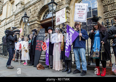 Bath, Royaume-Uni. 31 octobre, 2018. Les manifestants vêtus de costumes d'Halloween sont illustrés à l'extérieur de la Guildhall à Bath en tant qu'ils prennent part à une manifestation silencieuse contre les compressions proposées au B&nes Conseil Arts Development service. Le Conseil ont dit qu'ils sont confrontés à des défis exceptionnels et les pressions de son budget, avec un objectif d'économie de £16 millions à être atteints d'ici 2020. Credit : Lynchpics/Alamy Live News Banque D'Images