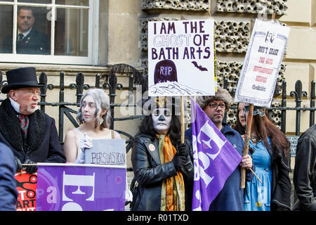 Bath, Royaume-Uni. 31 octobre, 2018. Les manifestants vêtus de costumes d'Halloween sont illustrés à l'extérieur de la Guildhall à Bath en tant qu'ils prennent part à une manifestation silencieuse contre les compressions proposées au B&nes Conseil Arts Development service. Le Conseil ont dit qu'ils sont confrontés à des défis exceptionnels et les pressions de son budget, avec un objectif d'économie de £16 millions à être atteints d'ici 2020. Credit : Lynchpics/Alamy Live News Banque D'Images