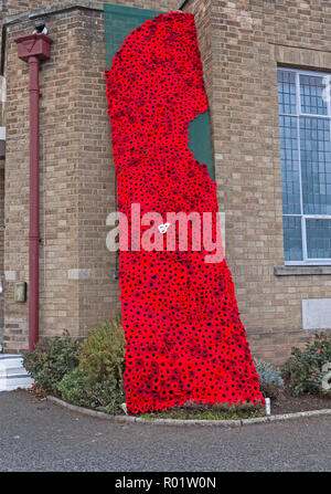 Weston-super-Mare, Royaume-Uni. 31 octobre, 2018. Une cascade de coquelicots en tricot à l'extérieur de l'Église Méthodiste de Milton marque le centenaire de la fin de la Première Guerre mondiale. Il y a environ 2 500 coquelicots qui ont été tricoté par les membres de la congrégation et de leurs familles et amis. Keith Ramsey/Alamy Live News Banque D'Images