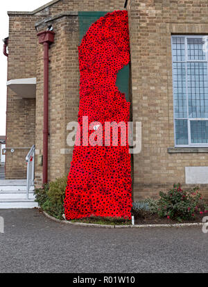 Weston-super-Mare, Royaume-Uni. 31 octobre, 2018. Une cascade de coquelicots en tricot à l'extérieur de l'Église Méthodiste de Milton marque le centenaire de la fin de la Première Guerre mondiale. Il y a environ 2 500 coquelicots qui ont été tricoté par les membres de la congrégation et de leurs familles et amis. Keith Ramsey/Alamy Live News Banque D'Images