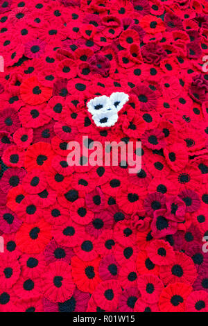 Weston-super-Mare, Royaume-Uni. 31 octobre, 2018. Une cascade de coquelicots en tricot à l'extérieur de l'Église Méthodiste de Milton marque le centenaire de la fin de la Première Guerre mondiale. Il y a environ 2 500 coquelicots qui ont été tricoté par les membres de la congrégation et de leurs familles et amis. Keith Ramsey/Alamy Live News Banque D'Images