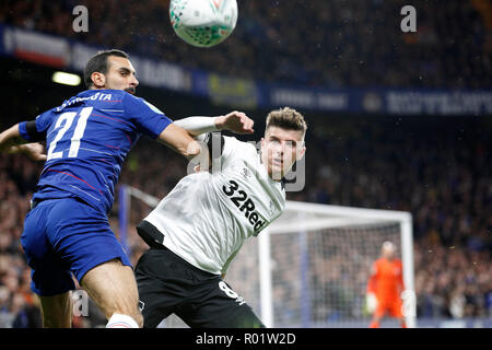 Londres, Royaume-Uni. 31 octobre, 2018. Mason Mont de Derby County en concurrence avec Davide Zappacosta de Chelsea durant le cycle de coupe Carabao EFL 16 match entre Chelsea et Derby County à Stamford Bridge, Londres, Angleterre le 31 octobre 2018. Photo par Carlton Myrie. Usage éditorial uniquement, licence requise pour un usage commercial. Aucune utilisation de pari, de jeux ou d'un seul club/ligue/dvd publications. Credit : UK Sports Photos Ltd/Alamy Live News Banque D'Images