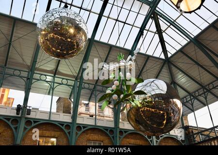 Londres, Royaume-Uni. 31 octobre, 2018. Décorations de Noël Les préparatifs de Noël sont accrochées.,Covent Garden Piazza,London.UK Crédit : michael melia/Alamy Live News Banque D'Images