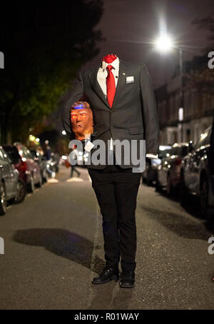 Londres, Royaume-Uni. 31 octobre, 2018. Donald Trump sans tête costume Halloween sur Winston Road's unofficial énorme Trick or Treat party. Londres, 31 octobre 2018. Crédit : Thomas Bowles/Alamy Live News Banque D'Images