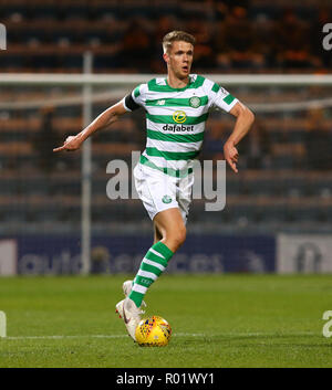 Kilmac Stadium, Dundee, Royaume-Uni. 31 octobre, 2018. Football Premiership Ladbrokes, Dundee contre Celtic ; Kris Ajer de Celtic sur la balle : Action Crédit Plus Sport/Alamy Live News Banque D'Images