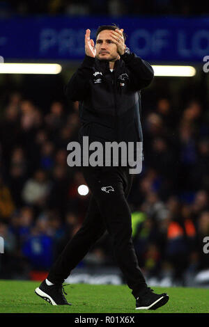 Derby County Manager Frank Lampard claps les fans après le match. L'EFL Carabao Cup, ronde 4 match, Chelsea v Derby County à Stamford Bridge à Londres le mercredi 31 octobre 2018. Cette image ne peut être utilisé qu'à des fins rédactionnelles. Usage éditorial uniquement, licence requise pour un usage commercial. Aucune utilisation de pari, de jeux ou d'un seul club/ligue/dvd publications. pic par Steffan Bowen/ Andrew Orchard la photographie de sport/Alamy live news Banque D'Images