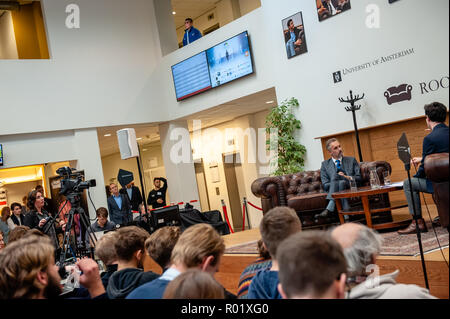 Amsterdam, Pays-Bas. 31 octobre 2018. Le Dr Jordan B Peterson est professeur de psychologie à l'Université de Toronto, un psychologue clinique, un orateur public, et un créateur de l'autonomie de la programmation. Il est très connu à cause de son influence, mais aussi des analyses à partir de la controverse les problèmes sociaux et politiques. Invitant le psychologue canadien Jordan Peterson dans le cadre d'une série d'UvA 'chambre de discussion' a suscité une colère lettre de protestation signée par quatre-vingts UvA (Université d'Amsterdam) le personnel et les étudiants. Credit : Romy Arroyo Fernandez/Alamy Live News. Banque D'Images