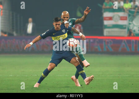 Sao Paulo, Brésil. 31 octobre, 2018. PALMEIRAS X de Boca Juniors - Cristian Pavón et Felipe Melo pendant le match entre Palmeiras et Boca Juniors, tenue à Allianz Parque à São Paulo (SP). Jeu de retour, valable pour la demi-finale de la Copa Libertadores d'Amérique en 2018. (Photo : Ricardo Moreira/Fotoarena) Crédit : Foto Arena LTDA/Alamy Live News Banque D'Images