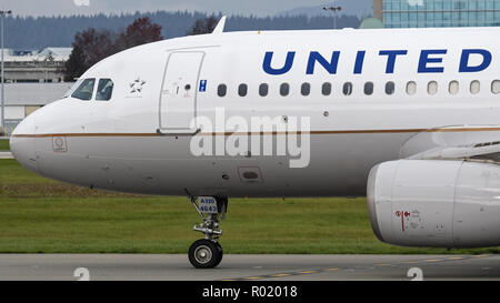 Richmond, Colombie-Britannique, Canada. 30Th Oct, 2018. Un United Airlines Airbus A320 (N443UA) Avion de ligne circule le long de la tarmc à l'Aéroport International de Vancouver. Credit : Bayne Stanley/ZUMA/Alamy Fil Live News Banque D'Images