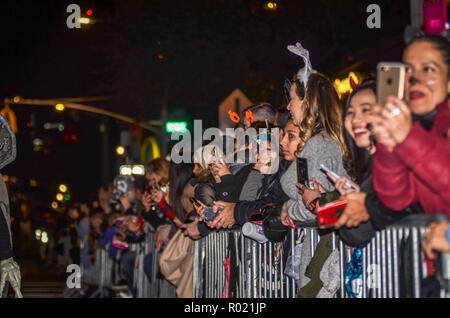 Vu les gens en regardant les autres habillés en costume d'Halloween, pendant le défilé. Des centaines de personnes ont participé à la 45e assemblée annuelle de Greenwich Village Halloween parade dans la ville de New York. Banque D'Images