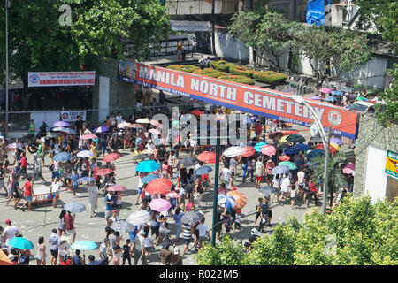 Manille, Philippines. 1er novembre 2018. Autour de 1,5 millions de Philippins vivent dans la métropole de Manille se ruaient vers le cimetière du nord sur la Toussaint comme ils commémorent leurs défunts membres de la famille. Cimetière nord de Manille est le plus ancien et le plus grand cimetière qui a été créé en 1904 avec une superficie de 54 hectares. Sherbien Dacalanio : Crédit/Alamy Live News Banque D'Images