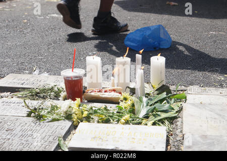 Manille, Philippines. 1er novembre 2018. Autour de 1,5 millions de Philippins vivent dans la métropole de Manille se ruaient vers le cimetière du nord sur la Toussaint comme ils commémorent leurs défunts membres de la famille. Cimetière nord de Manille est le plus ancien et le plus grand cimetière qui a été créé en 1904 avec une superficie de 54 hectares. Sherbien Dacalanio : Crédit/Alamy Live News Banque D'Images
