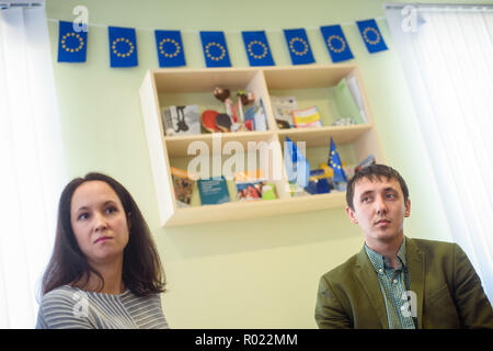 Chuguiiv, Ukraine. 30Th Oct, 2018. Svitlana Manuylova (l-r), personnes déplacées et auteur de livres pour enfants, et Ivan Chubukin, directeur de la ville, centre de jeunes, s'asseoir au centre pour les enfants et les jeunes avec des journalistes pour une conversation. Après des affrontements entre les militaires ukrainiens et les séparatistes pro-Russes en Ukraine orientale, beaucoup de maisons et d'infrastructures ont été gravement endommagées et partiellement rénové et reconstruit par l'allemand l'aide au développement. Credit : Gregor Fischer/dpa/Alamy Live News Banque D'Images