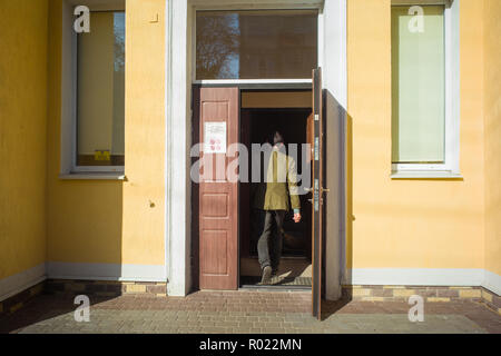 Chuguiiv, Ukraine. 30Th Oct, 2018. Ivan Chubukin, directeur de la maison des jeunes de la ville, promenades à travers l'entrée principale d'un bâtiment rénové dans lequel le Centre pour les enfants et les jeunes est situé. Après des affrontements entre les militaires ukrainiens et les séparatistes pro-Russes en Ukraine orientale, beaucoup de maisons et d'infrastructures ont été gravement endommagées et partiellement rénové et reconstruit par l'allemand l'aide au développement. Credit : Gregor Fischer/dpa/Alamy Live News Banque D'Images