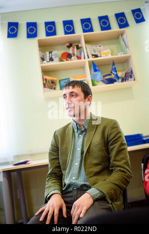 Chuguiiv, Ukraine. 30Th Oct, 2018. Ivan Chubukin, chef de la maison des jeunes de la ville, des entretiens avec les journalistes sur le projet et les travaux dans la ville au centre pour les enfants et les jeunes. Après des affrontements entre les militaires ukrainiens et les séparatistes pro-Russes en Ukraine orientale, beaucoup de maisons et d'infrastructures ont été gravement endommagées et partiellement rénové et reconstruit par l'allemand l'aide au développement. Credit : Gregor Fischer/dpa/Alamy Live News Banque D'Images