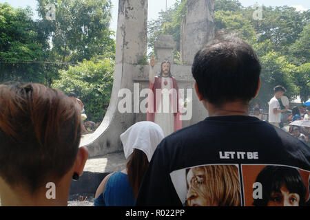 Manille, Philippines. 1er novembre 2018. Autour de 1,5 millions de Philippins vivent dans la métropole de Manille se ruaient vers le cimetière du nord sur la Toussaint comme ils commémorent leurs défunts membres de la famille. Cimetière nord de Manille est le plus ancien et le plus grand cimetière qui a été créé en 1904 avec une superficie de 54 hectares. Sherbien Dacalanio : Crédit/Alamy Live News Banque D'Images