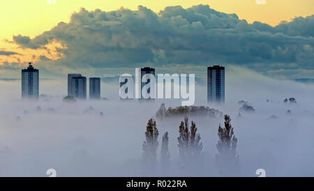 Glasgow, Ecosse, Royaume-Uni. 1er novembre 2018. Météo Royaume-uni début de matinée givrée donne à un épais brouillard au-dessus de la ville et seuls les tours Scotstoun et le toit sont visibles comme la ville disparaît sous une mer de brouillard. Credit : Gérard ferry/Alamy Live News Banque D'Images