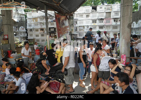Manille, Philippines. 1er novembre 2018. Autour de 1,5 millions de Philippins vivent dans la métropole de Manille se ruaient vers le cimetière du nord sur la Toussaint comme ils commémorent leurs défunts membres de la famille. Cimetière nord de Manille est le plus ancien et le plus grand cimetière qui a été créé en 1904 avec une superficie de 54 hectares. Sherbien Dacalanio : Crédit/Alamy Live News Banque D'Images