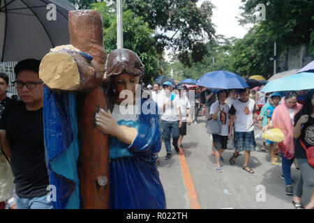 Manille, Philippines. 1er novembre 2018. Autour de 1,5 millions de Philippins vivent dans la métropole de Manille se ruaient vers le cimetière du nord sur la Toussaint comme ils commémorent leurs défunts membres de la famille. Cimetière nord de Manille est le plus ancien et le plus grand cimetière qui a été créé en 1904 avec une superficie de 54 hectares. Sherbien Dacalanio : Crédit/Alamy Live News Banque D'Images