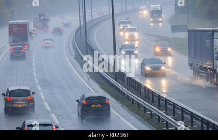 Le trafic sur l'A19 à Billingham à l'heure de pointe dans la pluie. UK Banque D'Images