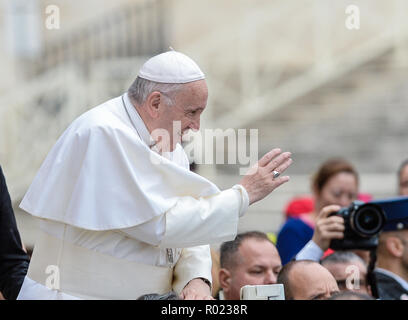 La cité du Vatican. 31 octobre, 2018. Le pape François au cours de son audience générale hebdomadaire le mercredi sur la Place Saint-Pierre, au Vatican le 31 octobre 2018 Credit : Sylvia Je suis intéressé/Alamy Live News Banque D'Images