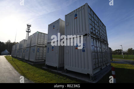 Varel, Allemagne. 06Th Nov, 2018. Les grandes unités de stockage hybride sont situés derrière le site de la sous-station. Le groupe d'énergie et de l'agnelle Japanese business development agency ont créé la base NEDO pour ce projet de démonstration. C'est le financement NEDO avec autour de 24 millions d'euros. Credit : Carmen Jaspersen/dpa/Alamy Live News Banque D'Images