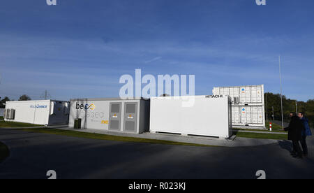 Varel, Allemagne. 06Th Nov, 2018. Les grandes unités de stockage hybride sont situés derrière le site de la sous-station. Le groupe d'énergie et de l'agnelle Japanese business development agency ont créé la base NEDO pour ce projet de démonstration. C'est le financement NEDO avec autour de 24 millions d'euros. Credit : Carmen Jaspersen/dpa/Alamy Live News Banque D'Images