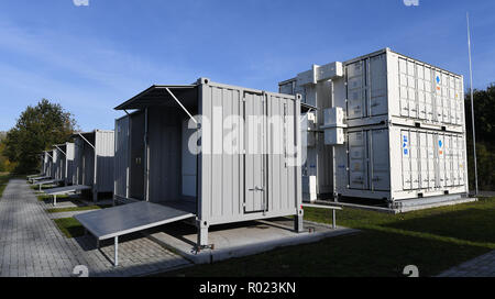 Varel, Allemagne. 06Th Nov, 2018. Les grandes unités de stockage hybride sont situés derrière le site de la sous-station. Le groupe d'énergie et de l'agnelle Japanese business development agency ont créé la base NEDO pour ce projet de démonstration. C'est le financement NEDO avec autour de 24 millions d'euros. Credit : Carmen Jaspersen/dpa/Alamy Live News Banque D'Images