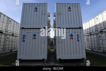 Varel, Allemagne. 06Th Nov, 2018. Les grandes unités de stockage hybride sont situés derrière le site de la sous-station. Le groupe d'énergie et de l'agnelle Japanese business development agency ont créé la base NEDO pour ce projet de démonstration. C'est le financement NEDO avec autour de 24 millions d'euros. Credit : Carmen Jaspersen/dpa/Alamy Live News Banque D'Images