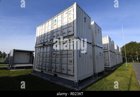 Varel, Allemagne. 06Th Nov, 2018. Les grandes unités de stockage hybride sont situés derrière le site de la sous-station. Le groupe d'énergie et de l'agnelle Japanese business development agency ont créé la base NEDO pour ce projet de démonstration. C'est le financement NEDO avec autour de 24 millions d'euros. Credit : Carmen Jaspersen/dpa/Alamy Live News Banque D'Images