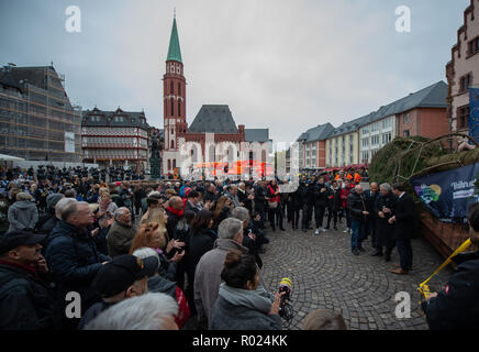 01 novembre 2018, Hessen, Frankfurt/Main : Peter Feldmann (2e à partir de la droite, SPD), Maire de Francfort et de nombreux spectateurs se tiennent devant l'arbre de Noël est mis en place sur le Römerberg. Lorsque le marché de Noël ouvre officiellement le 26 novembre, l'arbre va briller dans toute sa gloire. Photo : Silas Stein/dpa Banque D'Images