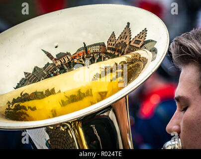 07 mars 2017, Hessen, Frankfurt/Main : Les bâtiments du Römerberg au coeur de la ville se reflètent dans l'entonnoir d'un tuba joué par un musicien. Photo : Frank Rumpenhorst/dpa Banque D'Images