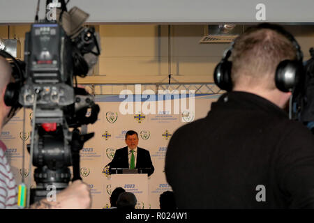 Stade national de football à Windsor Park, Belfast, Irlande du Nord, Royaume-Uni. 01 novembre 2018. L'Irish Football Association (IFA - Irlande du Nord) et l'Association de football de l'Irlande (République d'Irlande - FAI) a annoncé aujourd'hui qu'ils s'agirait d'une candidature à l'UEFA dans le cadre de la finale du championnat (21) en 2023. Le Président de la FAI Donal Conway s'exprimant lors de l'événement. Crédit : David Hunter/Alamy Live News. Banque D'Images