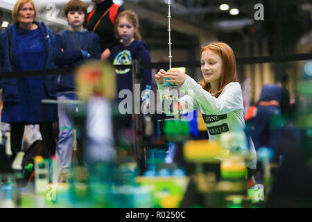 Birmingham, UK. 1er novembre 2018. Le jour d'ouverture de Bricklive, le plus important du Royaume-Uni, de l'exposition LEGO à NEC. Un enfant la construction d'un modèle. Peter Lopeman/Alamy Live News Banque D'Images